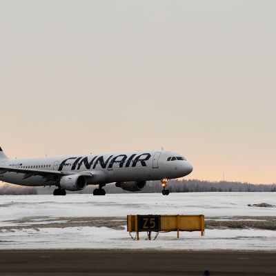 Finnairin lentokone Helsinki-Vantaan lentoasemalla.