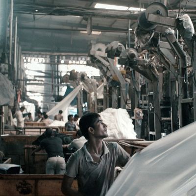 Palkittu dokumenttielokuva kertoo työstä, koneista ja työläisistä Intian Gujaratissa sijaitsevassa suuressa tekstiilitehtaassa.