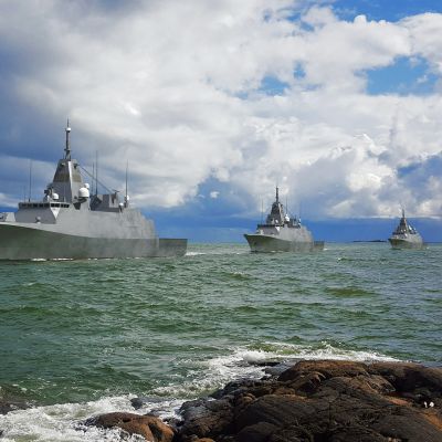 Puolustusministeriön havainnekuvassa Laivue 2020 -hankkeen alukset lähestyvät Kustaanmiekkaa.