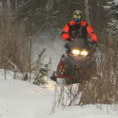Juha Nuuttila ajaa moottorikelkalla Messilässä