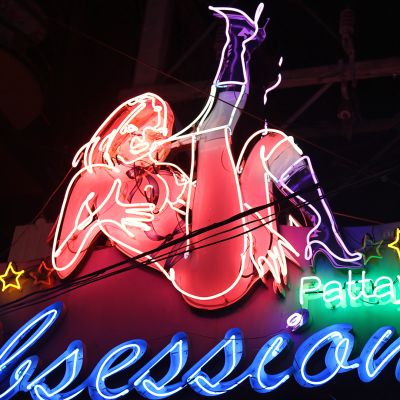 neonkyltti pattayalla jossa nainen