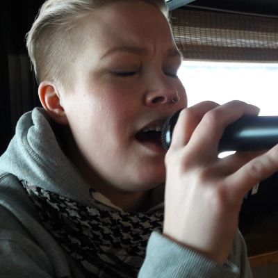 Suvi Ekman laulaa mikrofoniin