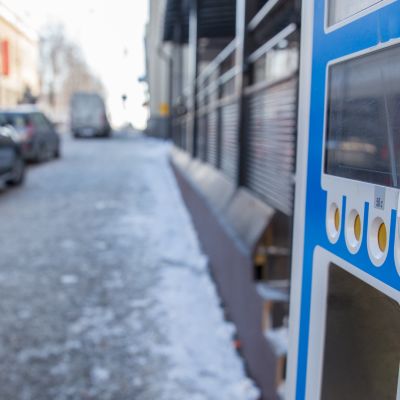 Pysäköintiautomaatti kadunvarressa.