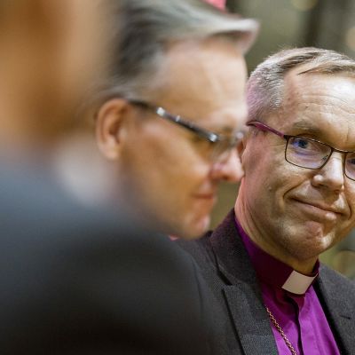 Espoon hiippakunnan piispa Tapio Luoma ja Porvoon hiippakunnan piispa Björn Vikström