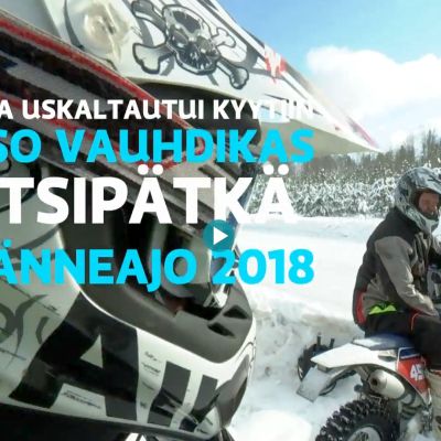Kuvaaja Isto Janhunen apulaisratamestari Veli-Matti Mäkisen enduron kyydissä Jämsässä.