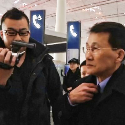 Den nordkoreanska toppdiplomaten Choe Kang-Il på flygplatsen i Peking på väg till Helsingfors