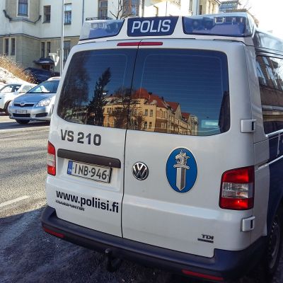Poliisiauto parkkeerattuna kadulle.