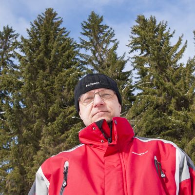 Mies metsässä.