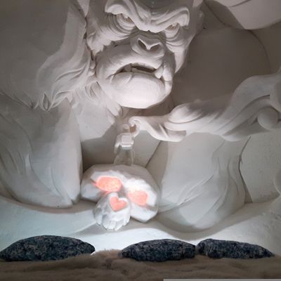 King Kong -veistos Kemin Lumilinnan lumihotellissa.