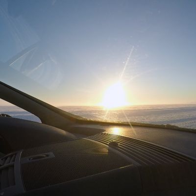 Auto ajaa Hailuodon jäätietä.