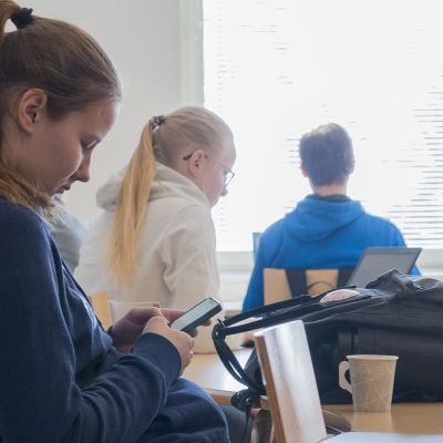 Lukiolainen Elisa Karppinen jatkoi opiskelujaan tutussa ympäristössä. Paltamossa yläaste ja lukio sijaitsevat samassa rakennuksessa, joten lukion tuttuus voi vaikuttaa kotikylän lukiovalinnan puolesta.
