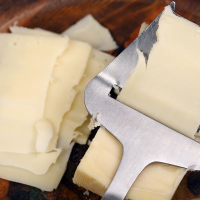 juustohöylä ja juustopala