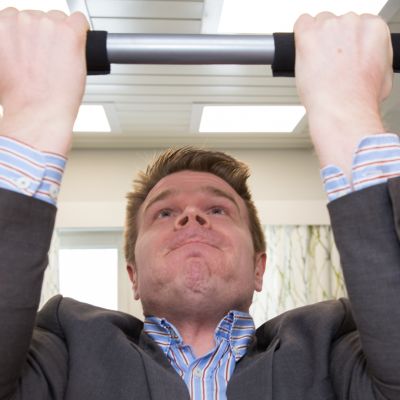 Juuan kunnanjohtaja Markus Hirvonen vetää leukaa