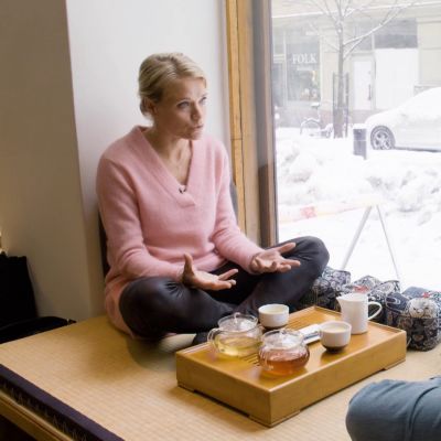Maaret Kallio ja Ronja Salmi istuvat ikkunalaudalla, juovat teetä ja keskustelevat.