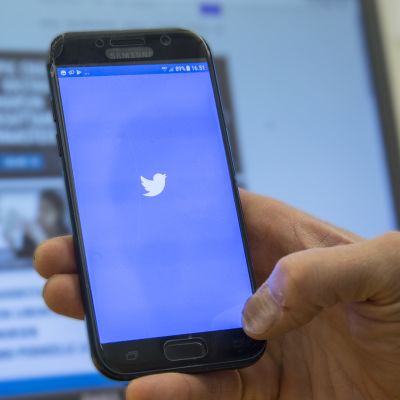 Twitter-logo puhelimen näytöllä.