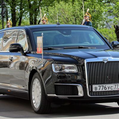 Putin saapuu uudella venäläisvalmisteisella Kortež-limusiinilla virkaanastujaisiin.
