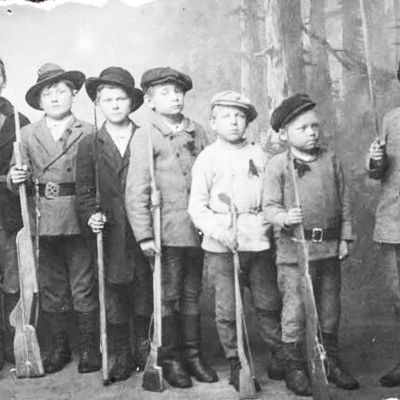 Kymin "pikkupunakaartilaisia" vuonna 1918. Seitsemän pikkupoikaa leikkiaseineen. Yhdellä pojista oikea ase.