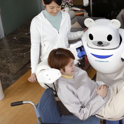 Robear-hoitorobotti nostaa potilaan pyörätuoliin Japanissa.
