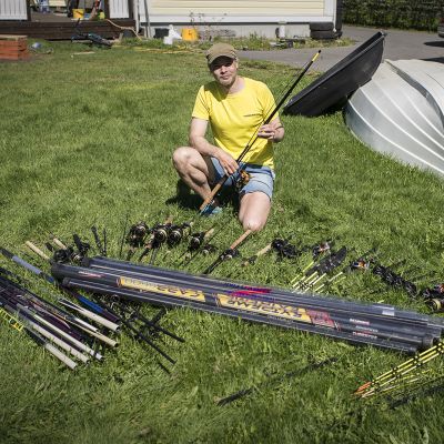 Markus Sällinen poseeraa vapojen ja virveleiden vieressä.