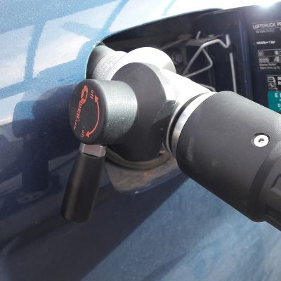 Kaasutankkausaseman tankkauspistooli kiinnitettynä auton tankkiin.