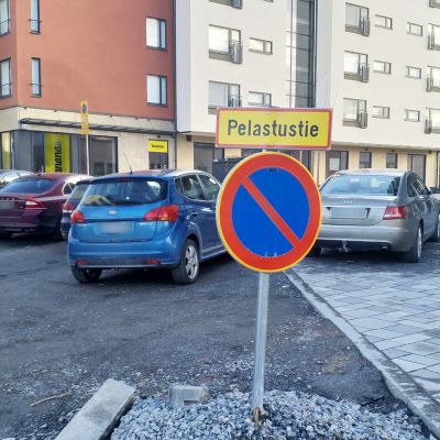 Auto pysäköitynä pelastustielle Alapeusonkadulla