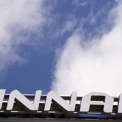 Kyltti Finnairin pääkonttorin katolla Vantaalla.