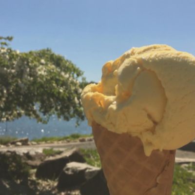 Jäätelötuutti kesäisessä puistossa.