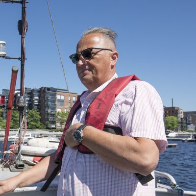 Tampereen satamapäällikkö Matti Joki hinaajan kannella Ratinan satamassa.