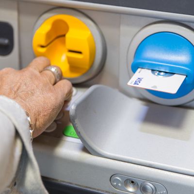 Pankkiautomaatti.