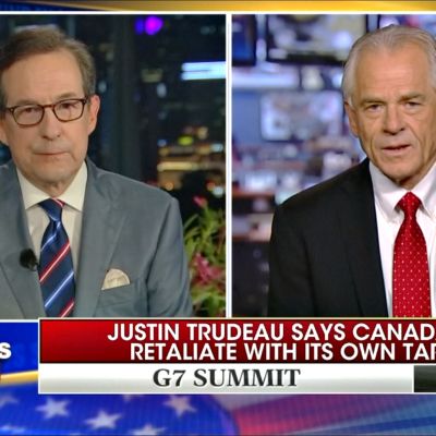 Peter Navarro ja Foxin toimittaja.