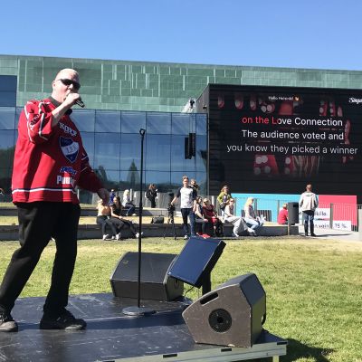 Helsinki-karaoke tapahtuma Musiikkitalon edustalla.