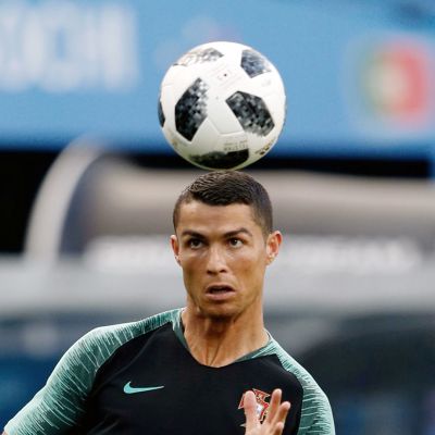 Portugalin Cristiano Ronaldo pelaa harjoituksissa Venäjällä.