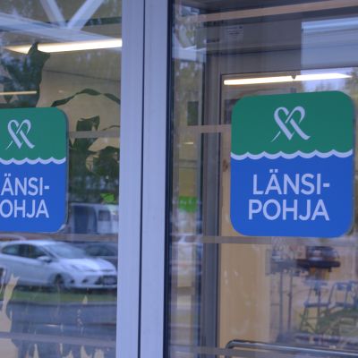 Länsi-Pohjan keskussairaalan ovissa tarrat Mehiläinen Länsi-Pohja.