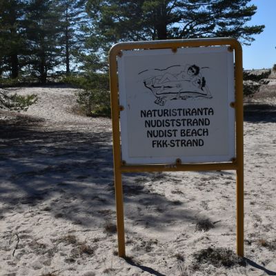Naturistirannan kyltti