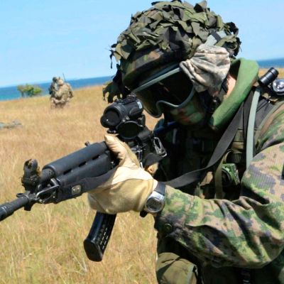 Suomalaissotilas yhteisharjoituksessa heinäkuussa 2015 Ravlundassa, Ruotsissa.