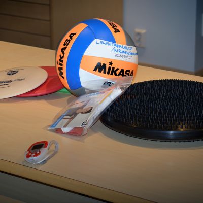 Vähänkyrön kirjastosta voi lainata vaikkapa lentopallon tai frisbeekiekkoja.