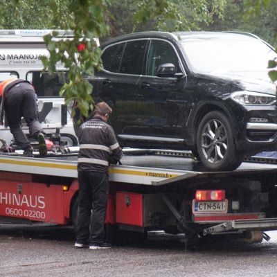 Autoja hinattiin Tampereelta pois.