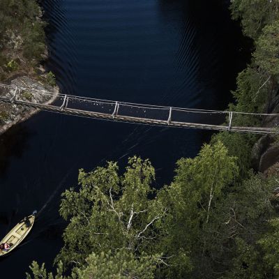 Repoveden kansallispuiston riippusilta kuvattuna ilmasta Kouvolassa 4. heinäkuuta 2018.