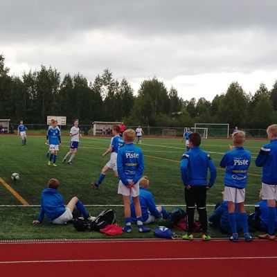 Jalkapallopelissä pelaavat rovaniemeläinen RoPS ja petroskoilainen FC Petrozavodsk