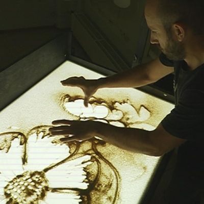 Amadeu Vives tekee hiekka-animaatiota perhosen metamorfoosista.