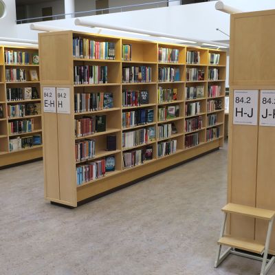 KIrjahyllyjä.