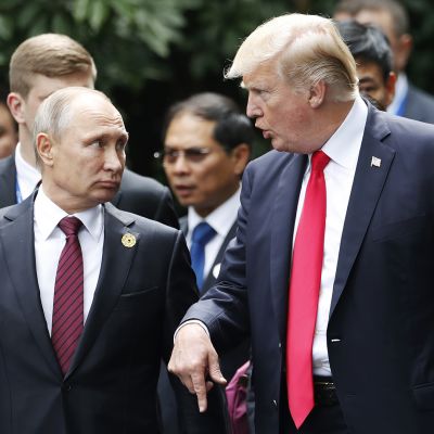 Venäjän presidentti Vladimir Putin ja Yhdysvaltain presidentti Donald Trump keskustelemassa APEC:n huippukokouksessa Vietnamissa marraskuussa 2017.