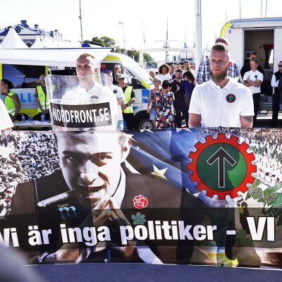 Nordiska motståndsrörelsen -uusnatsijärjestön jäsenet osoittavat mieltään.