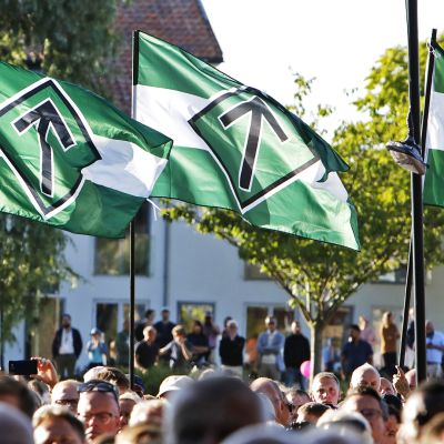 Pohjoismaisen vastarintaliikkeen lippuja.