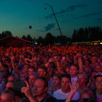 Yleisöä Zara Larssonin keikalla Ilosaarirock-festivaaleilla.