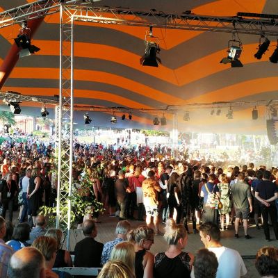 Yleisöä areenan täydeltä Kaustisella