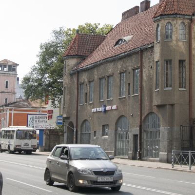 Postipankki ja paloasema Sortavalan pääkadulla.