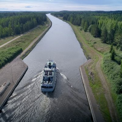 Matkustajalaiva Saimaan kanavalla.