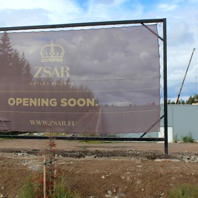 Zsar-ostoskylän rakennustyömaan kyltti