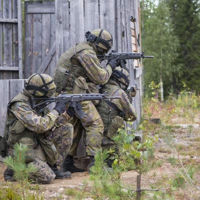 Puolustusvoimat valmiusjoukot armeija varusmies tähtääminen